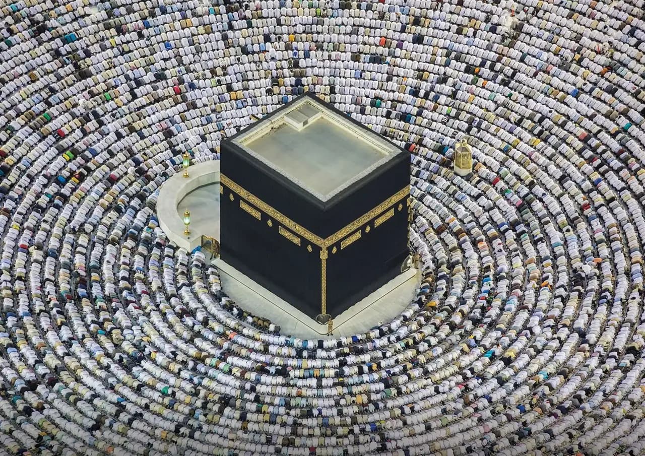 حشود المصلين حول الكعبة المشرفة في مكة المكرمة
